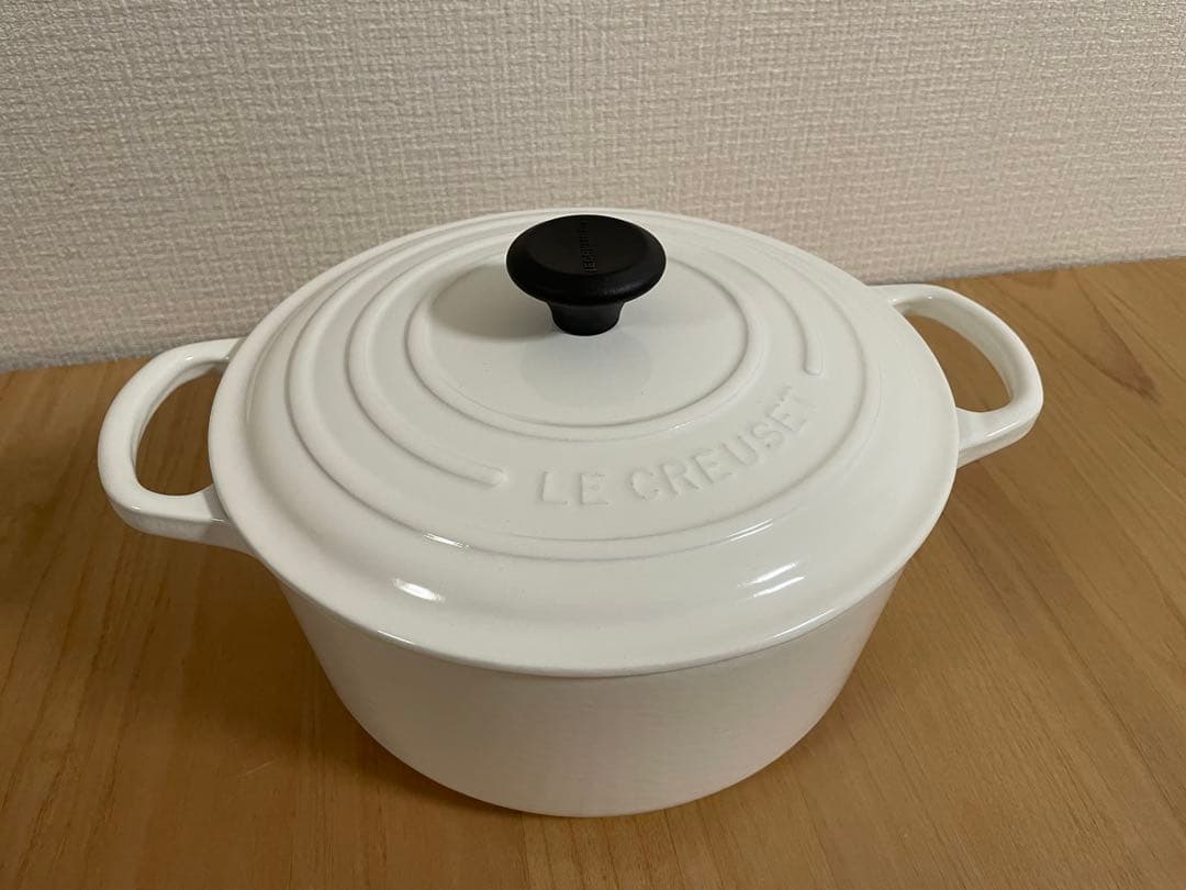 ル・クルーゼ　シグニチャーココットロンド　ホワイト22㎝ シグニチャー ココット・ロンド 22cm メレンゲ (シルバーツマミ