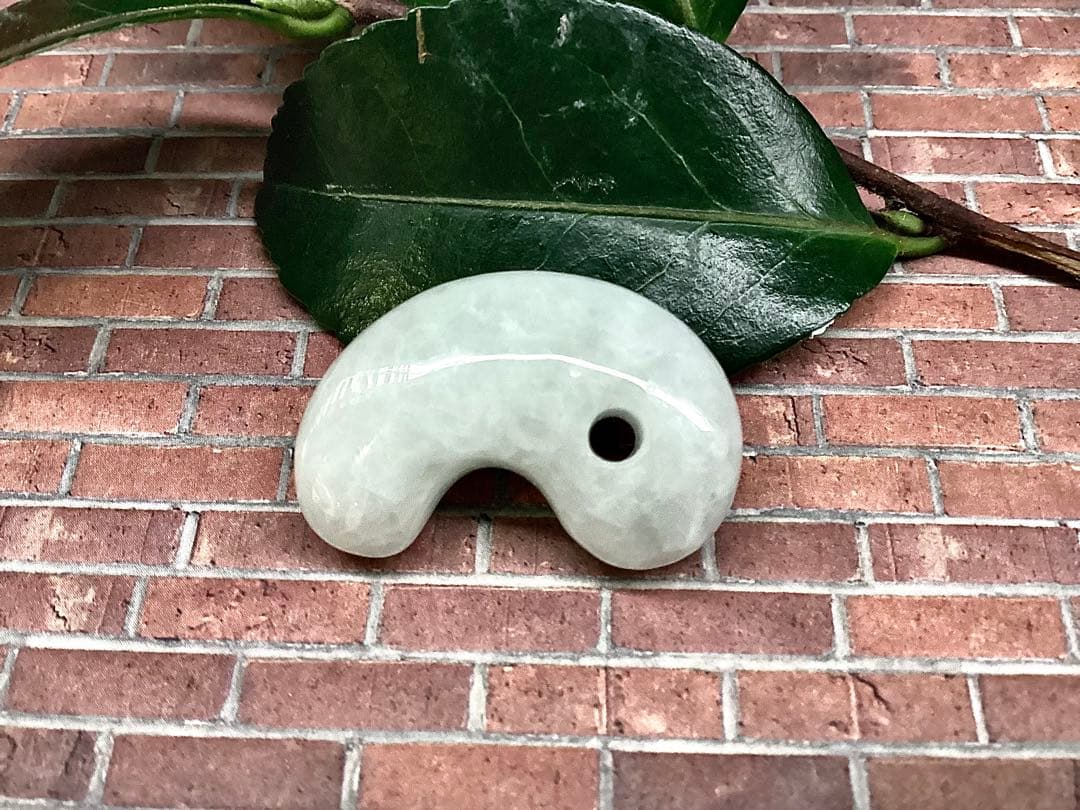 ✳買って損無し‼️氷肌アイスジェイド糸魚川翡翠 本物硬玉勾玉 守護