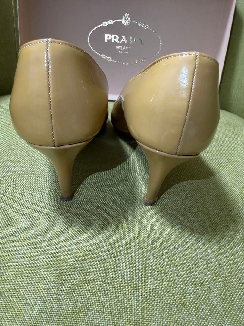 PRADA エナメル パンプス ベージュ 箱付き お値下げ可 - メルカリ