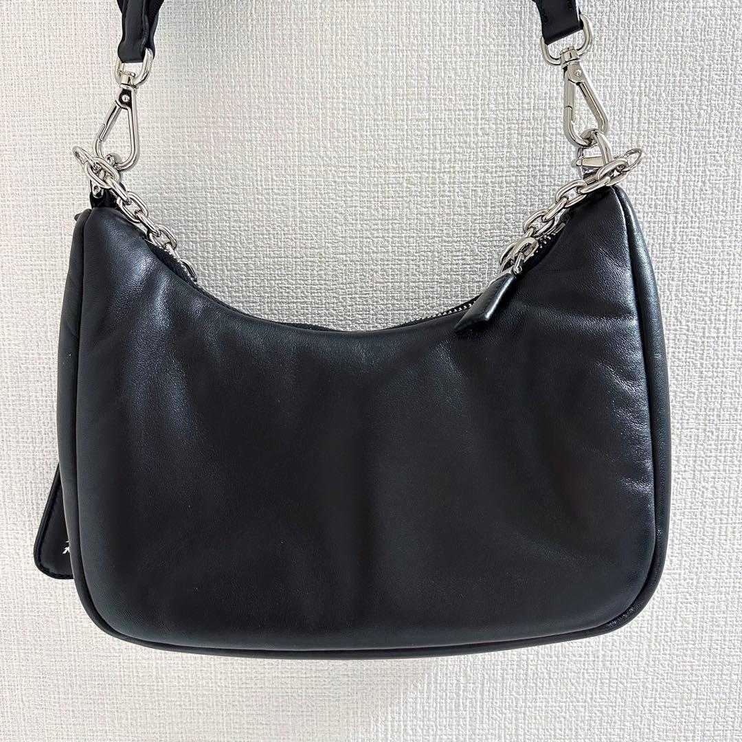 プラダ Re-Edition 2005 パデッド ナッパ レザーショルダーバッグ