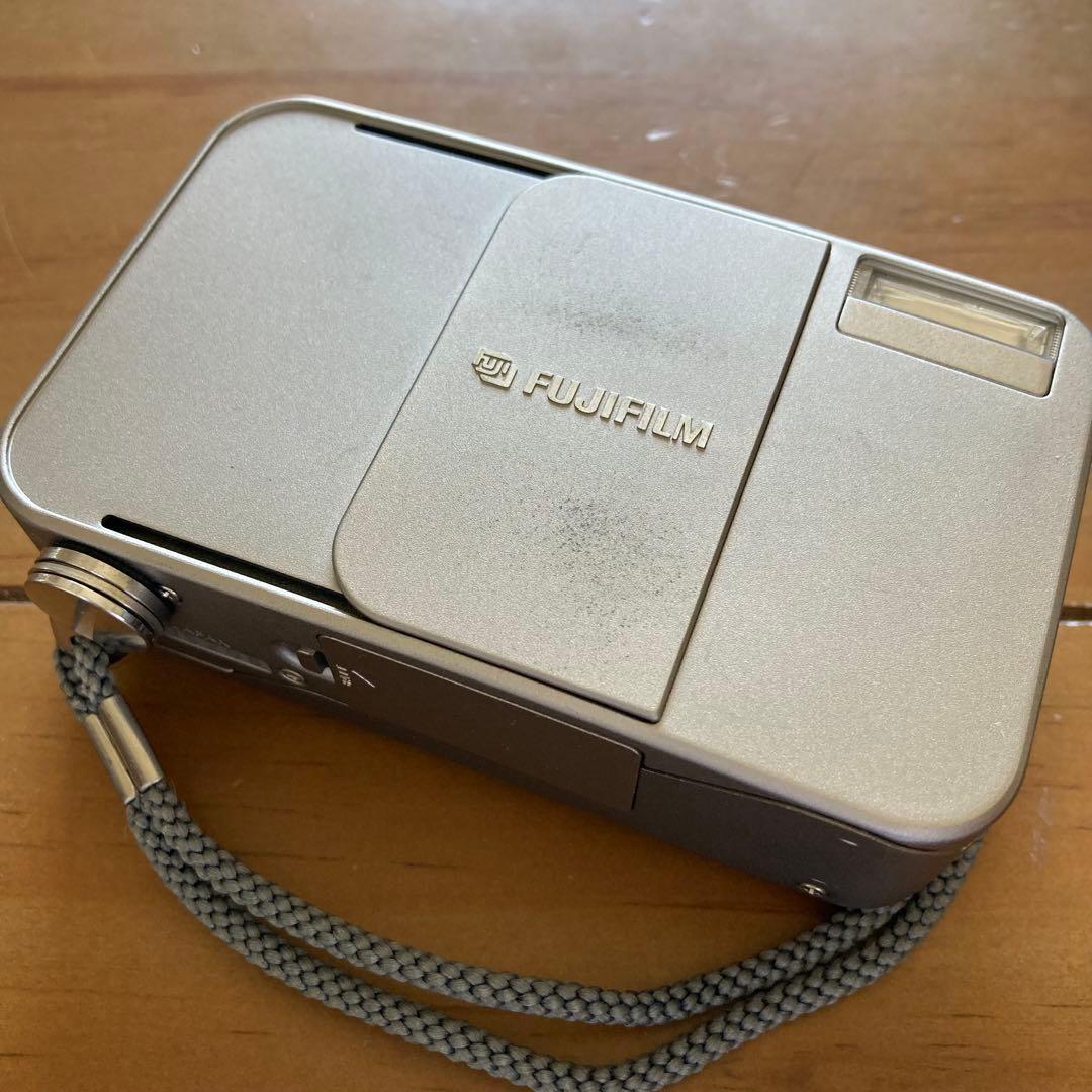 FUJIFILM TIARA コンパクトフィルムカメラ コンパクトでオシャレなフィルムカメラ「FUJIFILM TIARA Ⅱ」【作例付き】