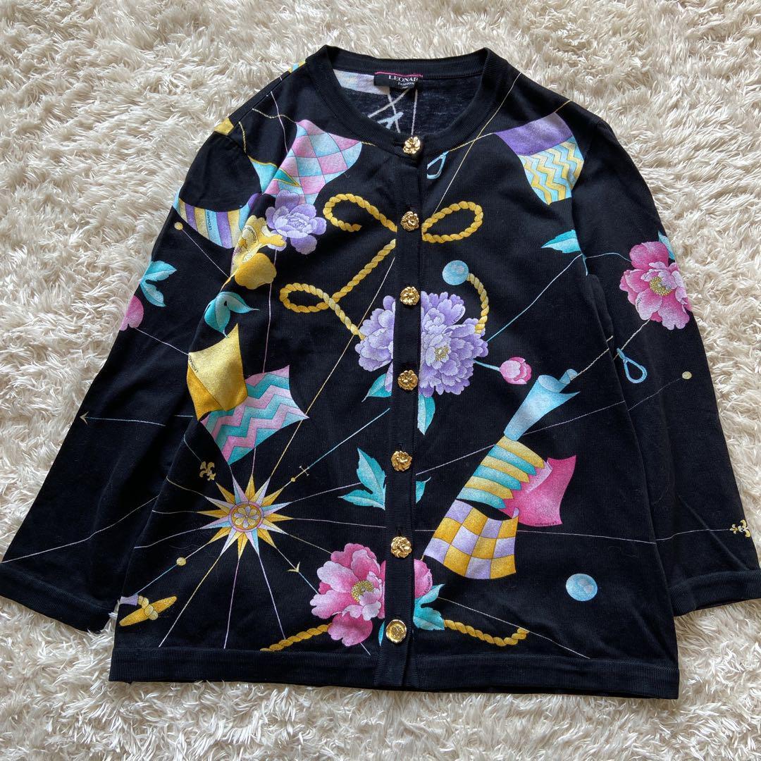 美品　レオナール　花柄ニットカーディガン　ブラック　綿　M 金ボタン　フラワー ふんわり 【花柄カーディガン】オーバーサイズフラワーニット