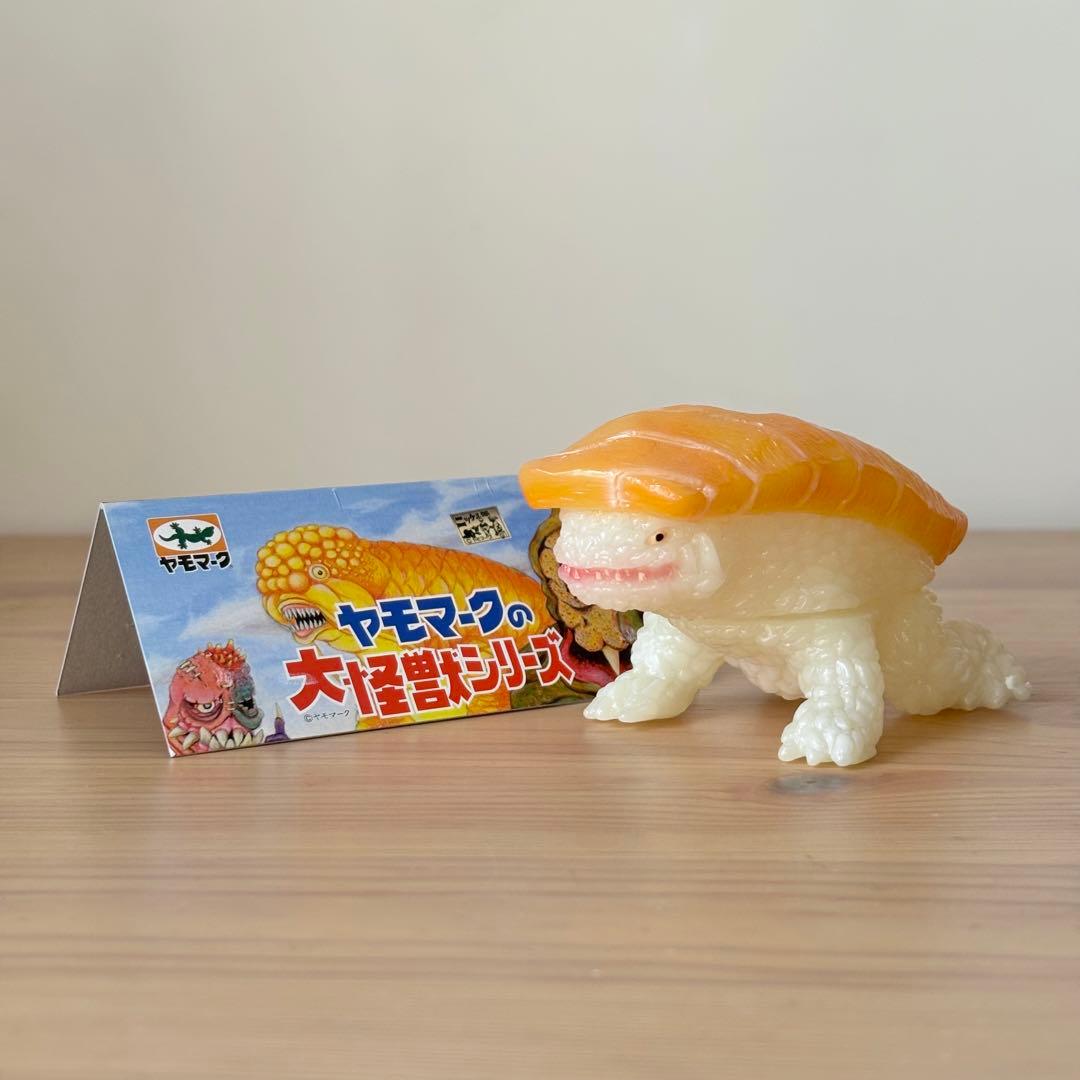ヤモマーク ｛スシラー サーモン｝ 蓄光 ソフビ インディーズ - メルカリ