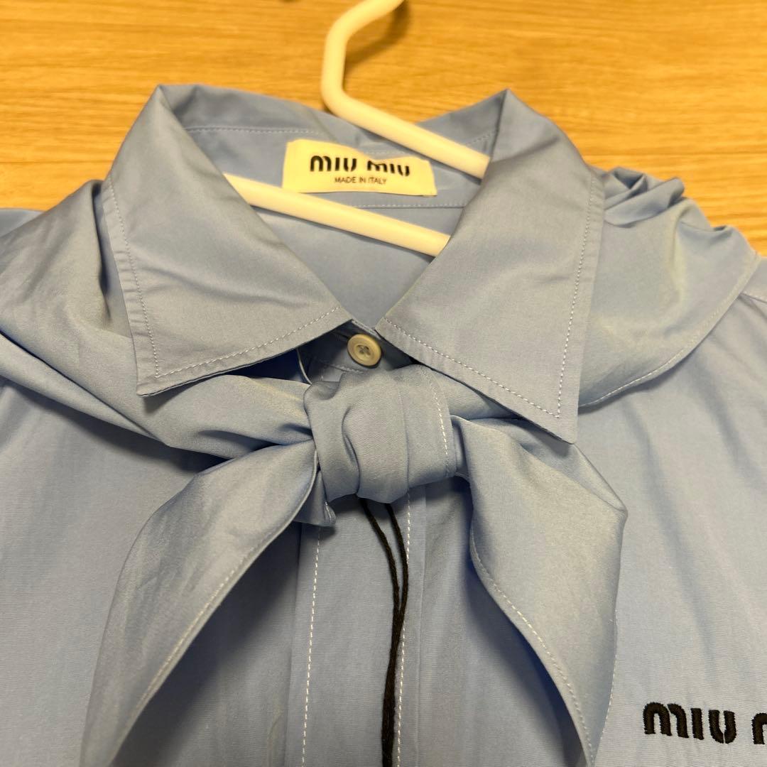 試着のみ】MIUMIU 胸ロゴ スカーフ付 ポプリン シャツ ブルー - メルカリ