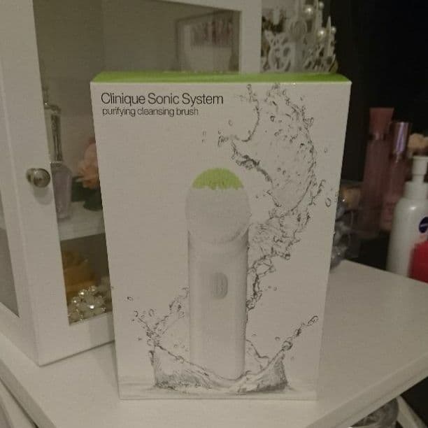 クリニーク 洗顔ブラシ クリニーク「音波洗顔ブラシ」──男がブサイク化する9月の救世主