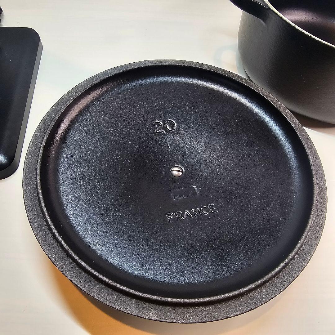 LE CREUSET ル・クルーゼ 20cm 黒 ブラックマット シルバーツマミの