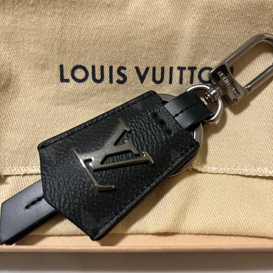 早い者勝ち！LOUIS VUITTON ブラックレザー キーホルダー 国内完売【国内即発】ルイヴィトン カッコイイキーホルダー (Louis