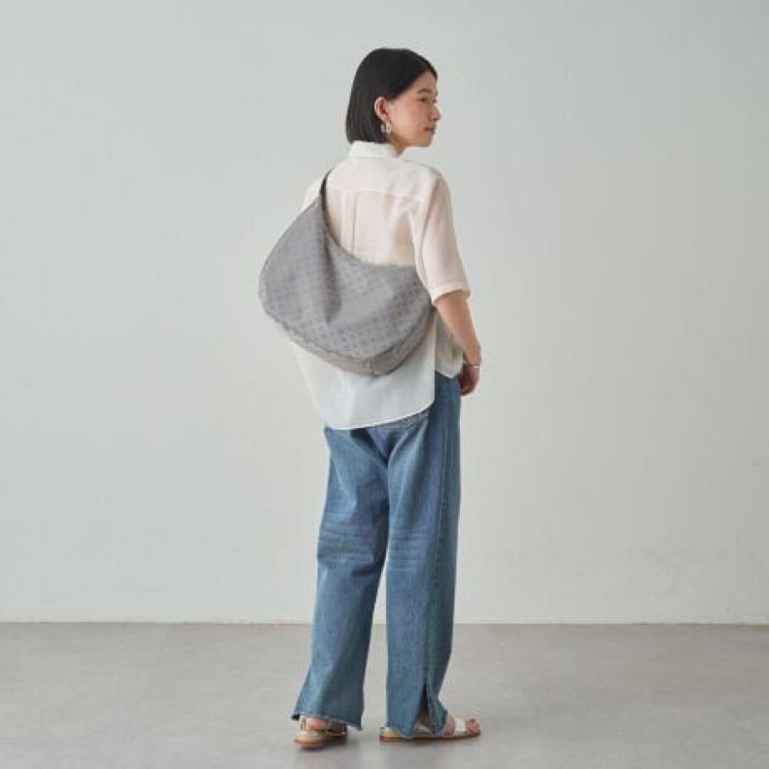 ほぼ未使用ラシット A4入るラウンドビッグショルダーバッグ 金具