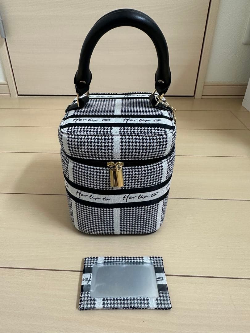 herlipto バニティバッグ　silver miniのバニティにハートクリップ🍨🤍 pink pink な組み合わせ #herlipto