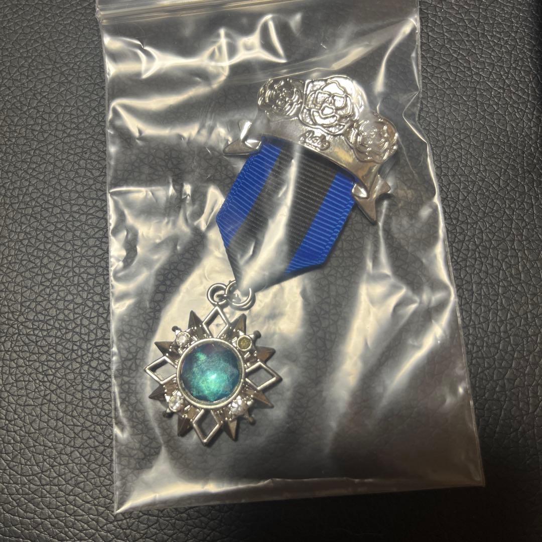 Ado エレガントおしゃれさんブローチ - メルカリ