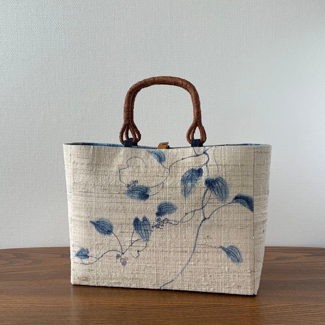紬帯　藍色の蔓と葉と実　リメイク　山葡萄ハンドルバッグ 古布で楽しむ 藍染めと大島紬の袋物 | 本の情報 | ブティック社