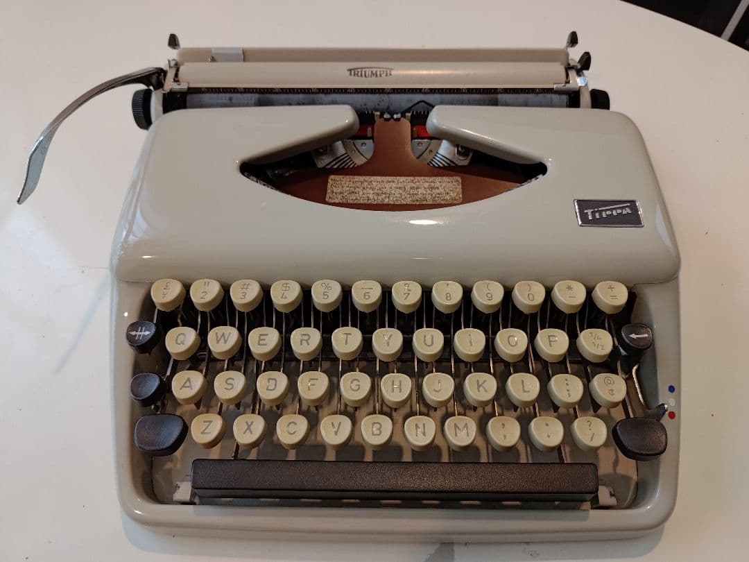 【完動品】TRIUMPH Tippa タイプライター（ドイツ製）ケース付き TRIUMPH-ADLER Tippa 中古タイプライター（カナ専用配列）｜タイプ