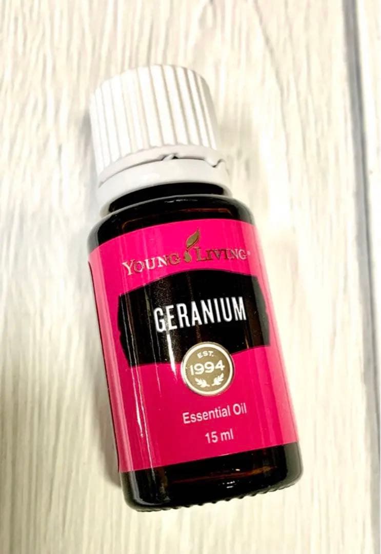 新品☆ヤングリビング ゼラニウム アロマ エッセンシャルオイル 精油☆未開封 ヤングリビング | 【ゼラニウム】 ローズ調の華やかさの中に、さっぱり