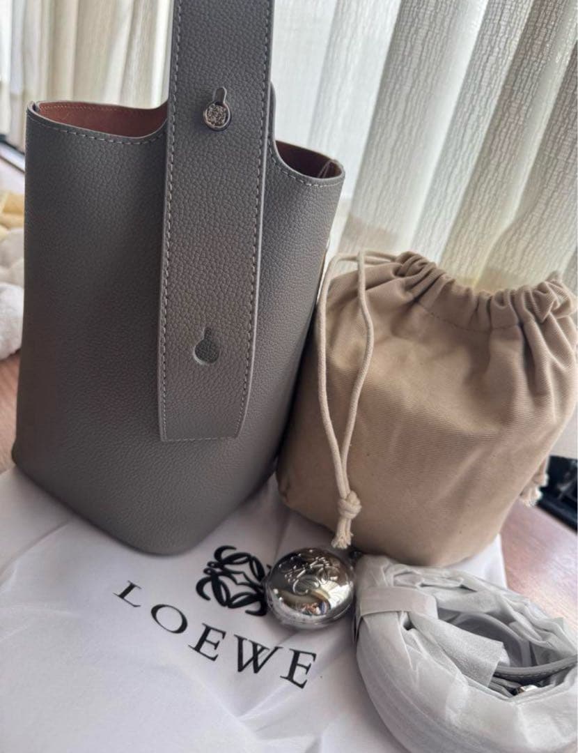 新品未使用⭐︎LOEWEペブルバケットミニショルダーハンドバッグ - メルカリ