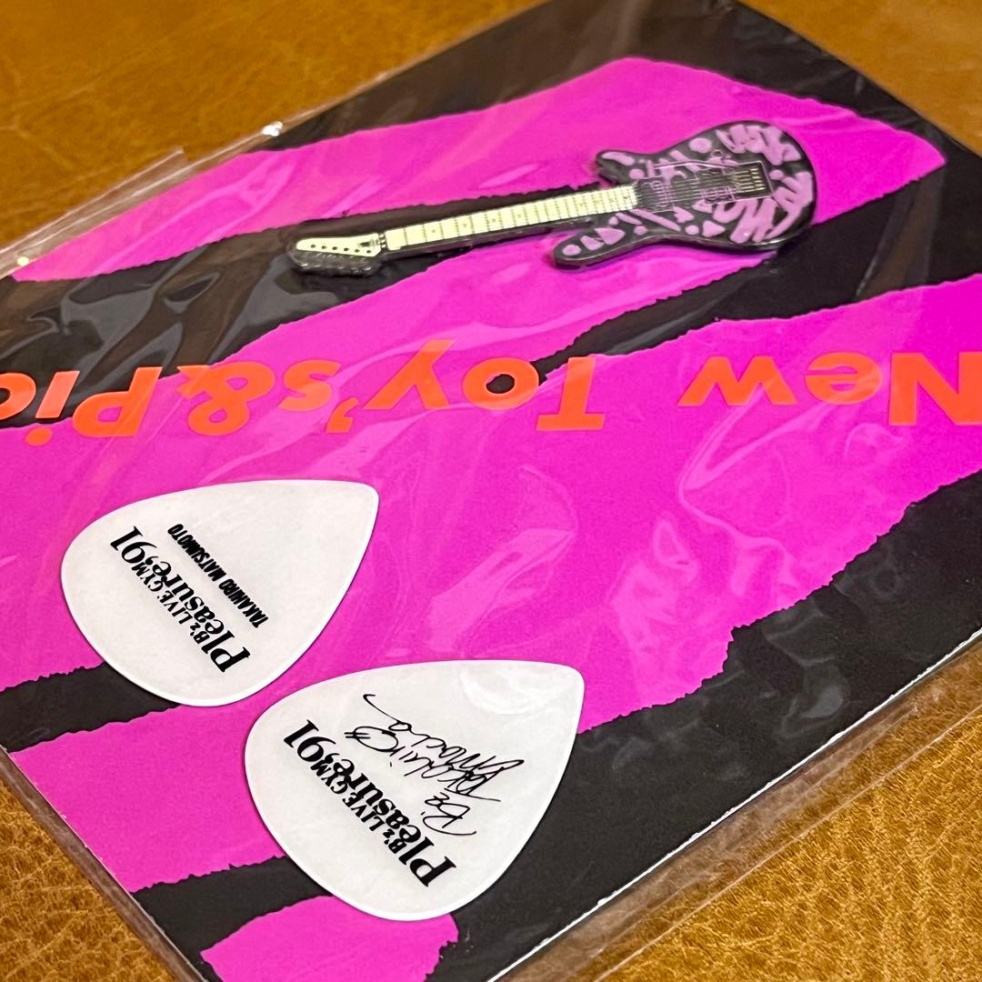 B'z Pleasure'91 ギター ピック ピンバッジ 松本孝弘 - メルカリ