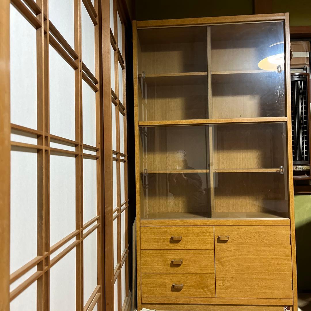木製 ガラス扉付き本棚 - メルカリ