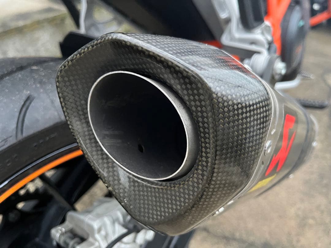 ☆セール☆KTM 690 DUKE用AKRAPOVIC マフラー中間パイプセット - メルカリ
