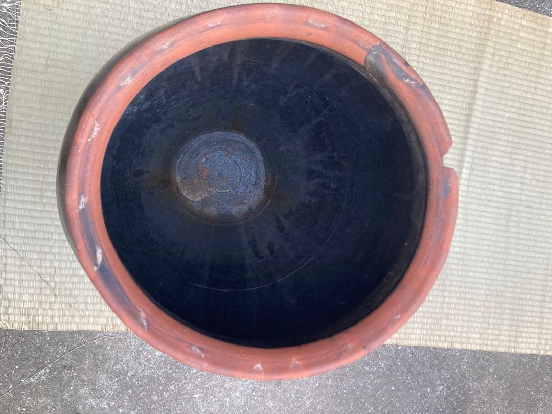 訳あり。存在感抜群！時代物 陶器の大型甕 古い壺 。茶褐色。和モダン