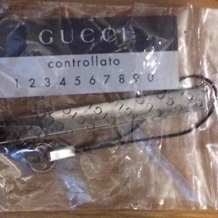 新品 GUCCI 携帯ストラップ(メタルプレート) 楽天市場】【新品未使用品】GUCCI グッチ ロゴプレート ストラップ