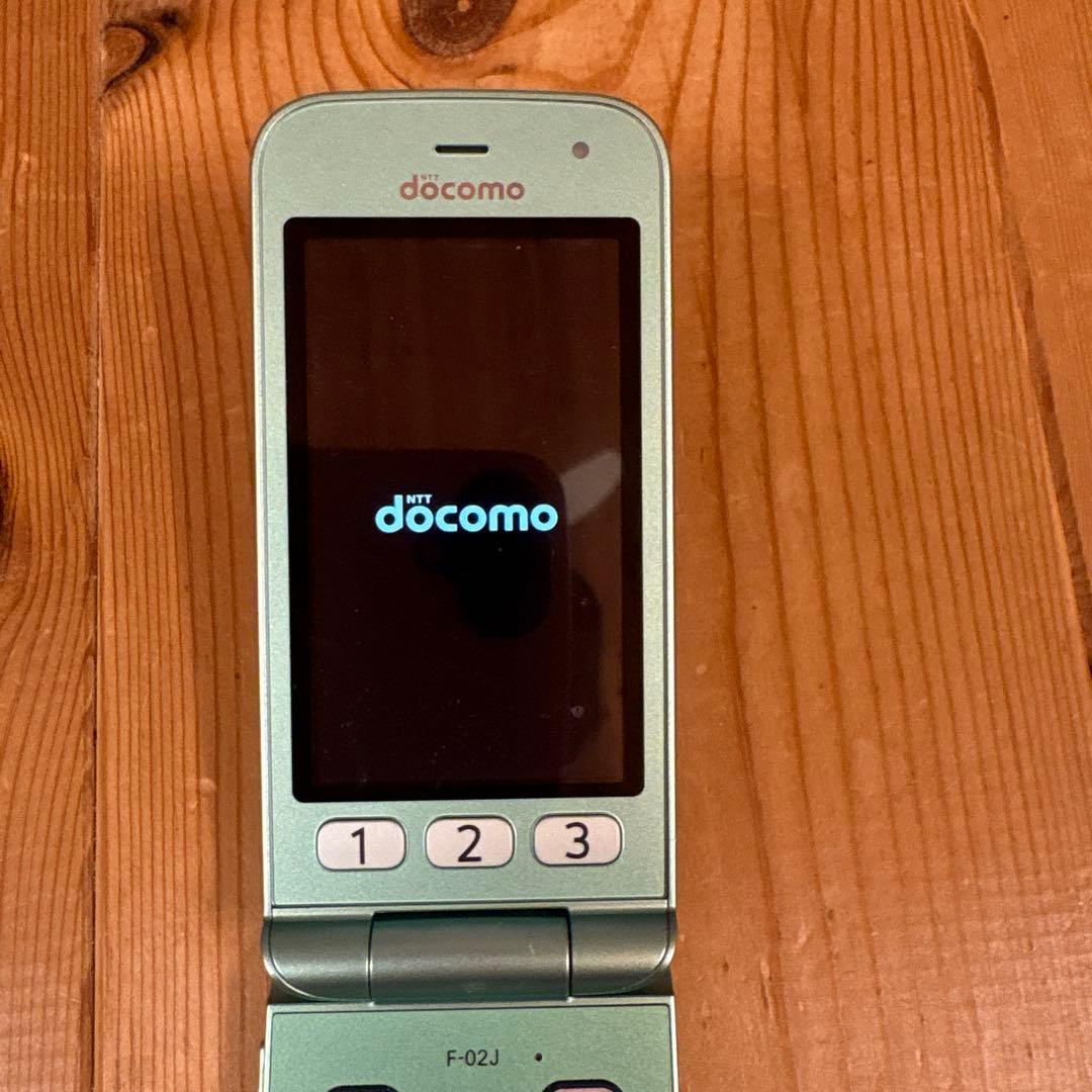 らくらくホン F-02J 本体 ミントグリーン SIMフリー 4Gガラケー - メルカリ