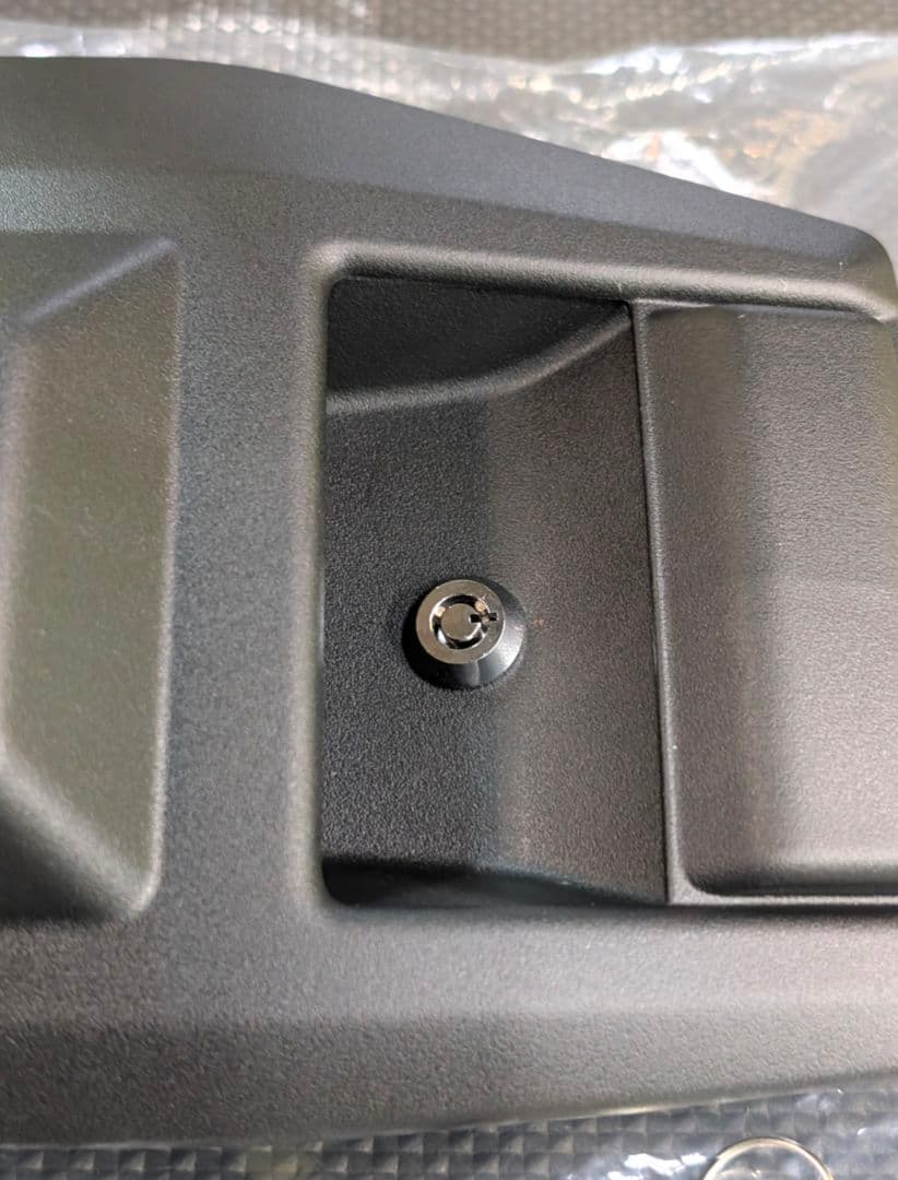 コ*イ様 ランクル70再再販(GDJ76W) 尿素リッドカバー 鍵付き加工