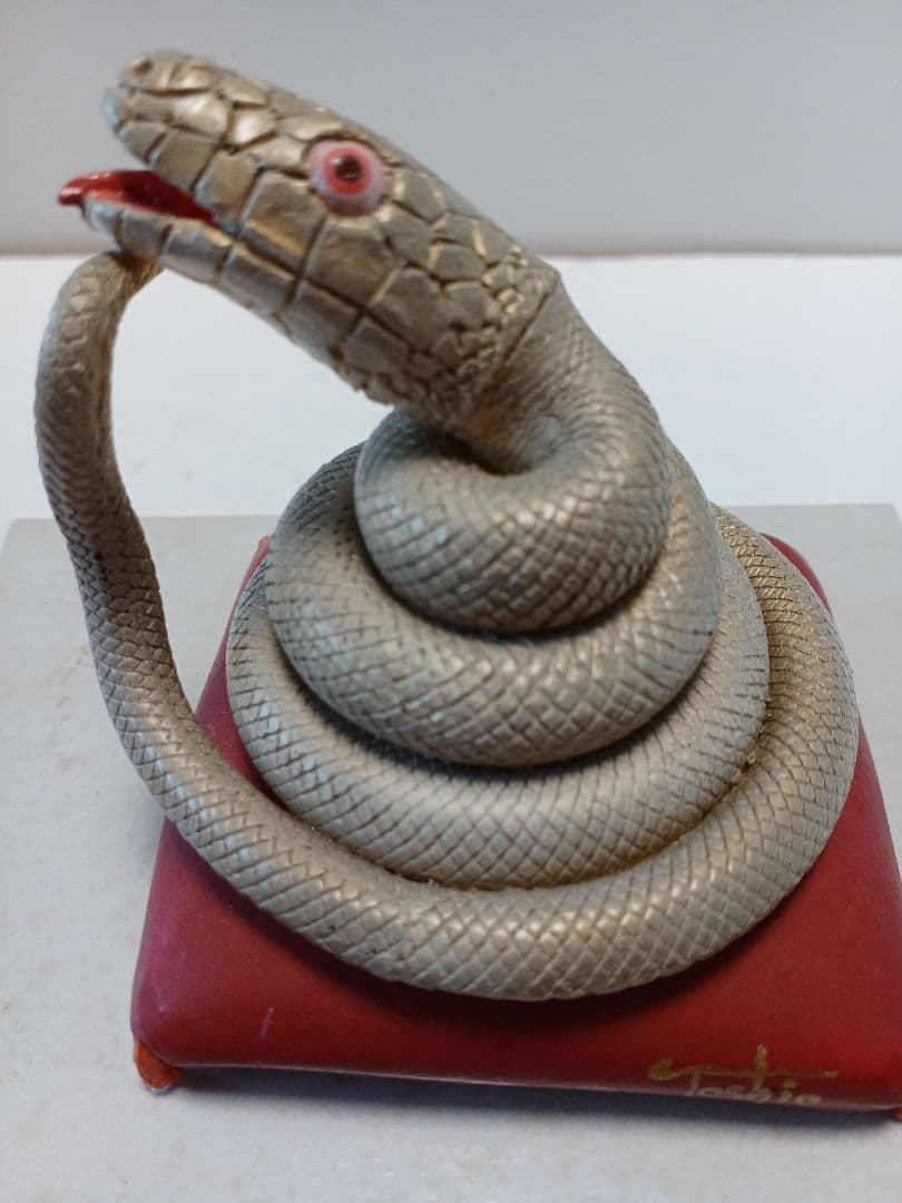 朝隈俊男さん　巳　蛇　サイン入り　高さ７センチ