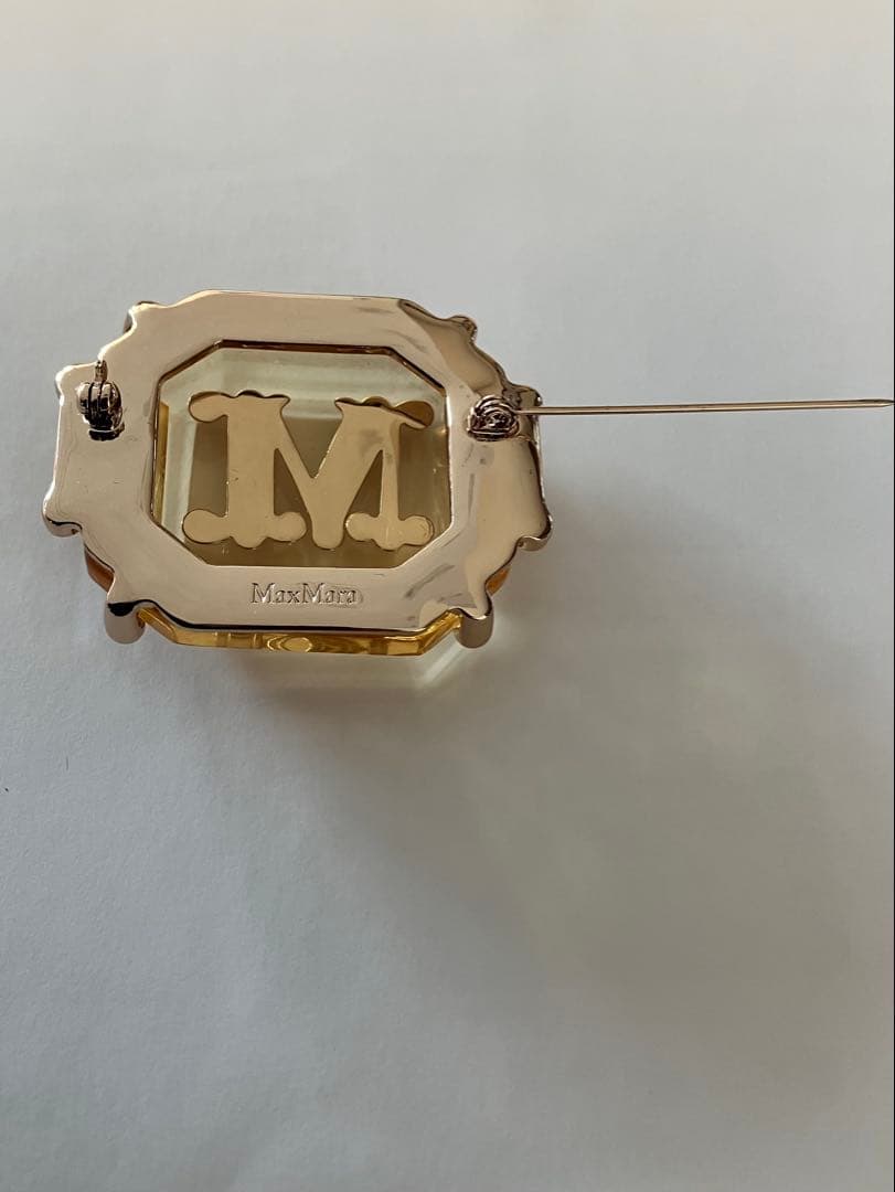 Max Mara Glassy Brooch クリスタル ブローチ Mロゴ - メルカリ