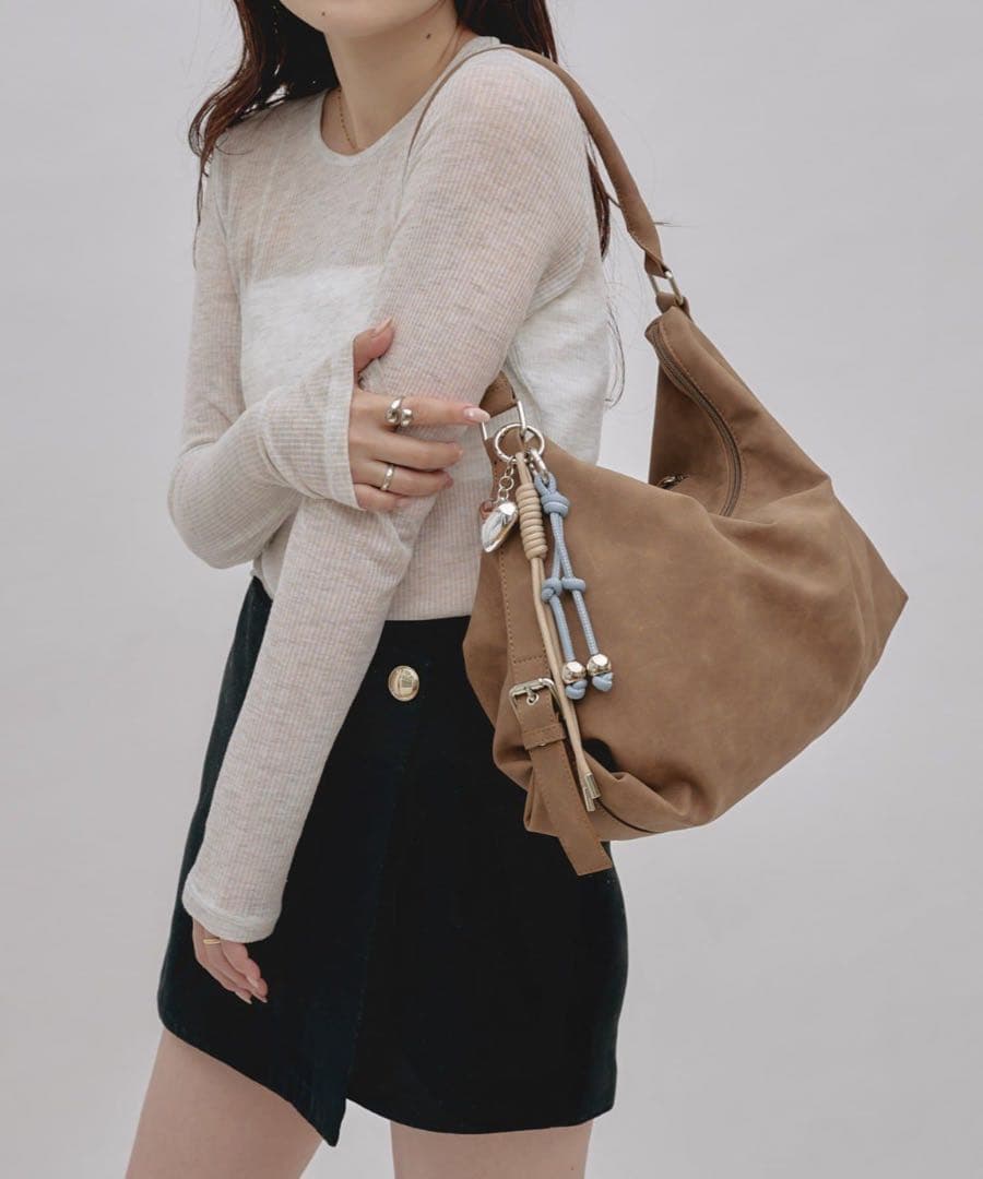 yomo企画】チャーム付きワンハンドルベルトデザインバック - メルカリ