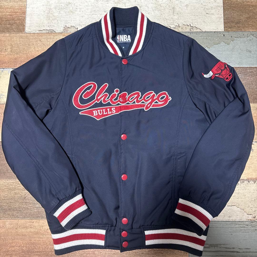 NBA BULLSシカゴブルズスタジャンMサイズネイビーロゴ刺繍 - メルカリ
