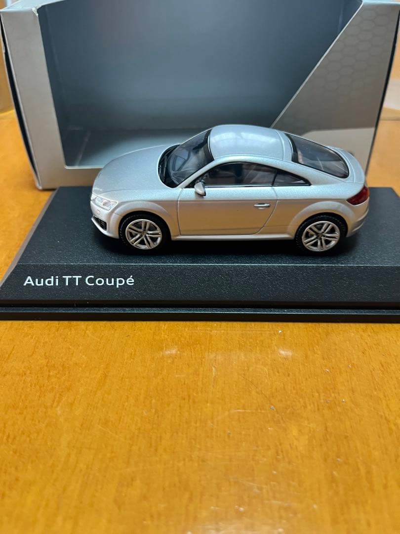 Audi TT Coupé ミニカー 1/43 スケール シルバー ディーラー正規品 Audi TT Coupé ミニカー シルバー 1:43 - メルカリ