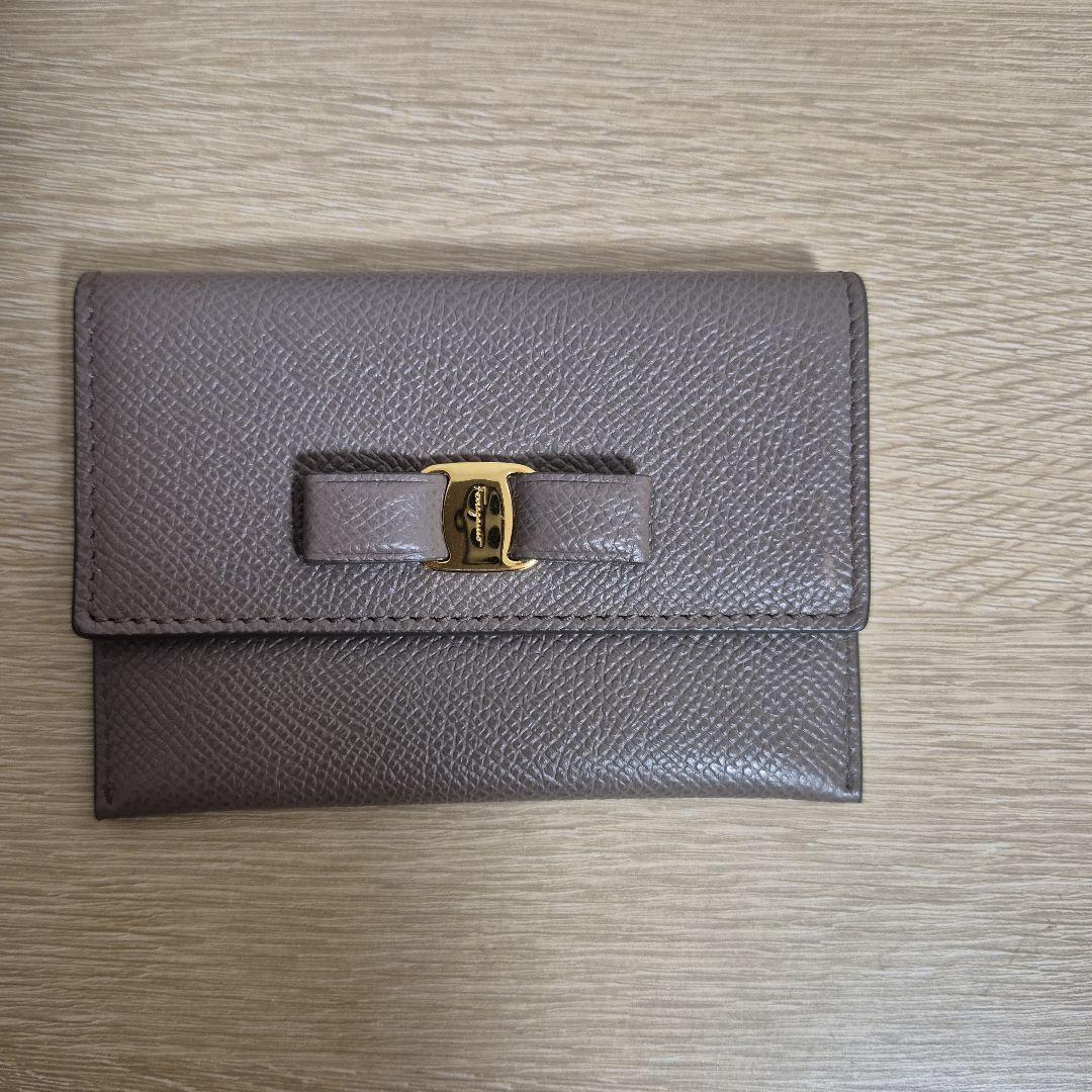 サルバトーレフェラガモ　名刺入れ Amazon | Salvatore Ferragamo(サルヴァトーレ フェラガモ) 名刺入れ