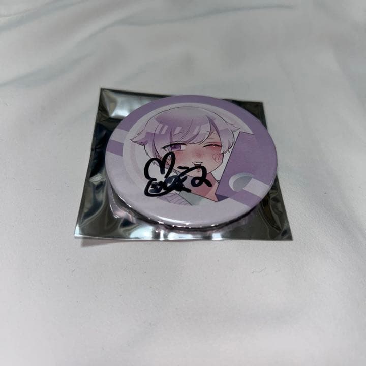 いれいす 初兎 サイン 缶バッジ - メルカリ