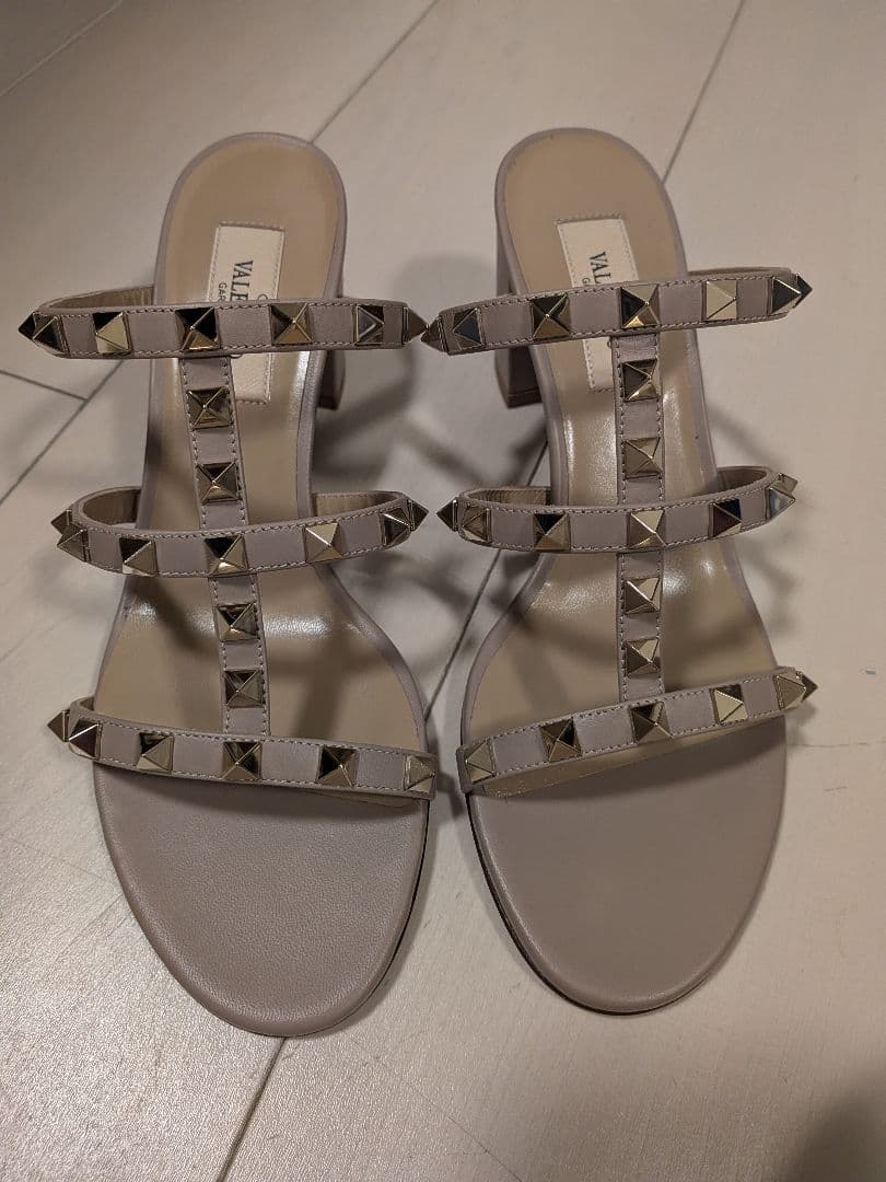 VALENTINO スタッズ付きミュール ベージュ ベージュ系 VALENTINO(ヴァレンティノ) サンダル・ミュール(レディース