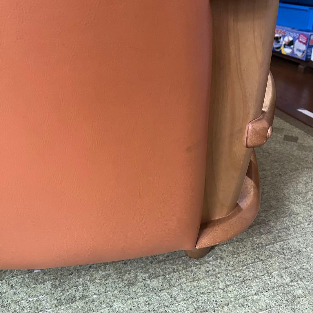 カリモク 回転式アームチェア ソファ 1人掛け ラック付き たのめる便