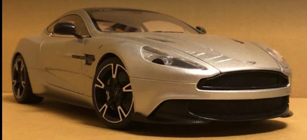アストンマーチン ヴァンキッシュS 1/18 最先端テクノロジーで600PSのミニカー「1/18スケール アストンマーチン