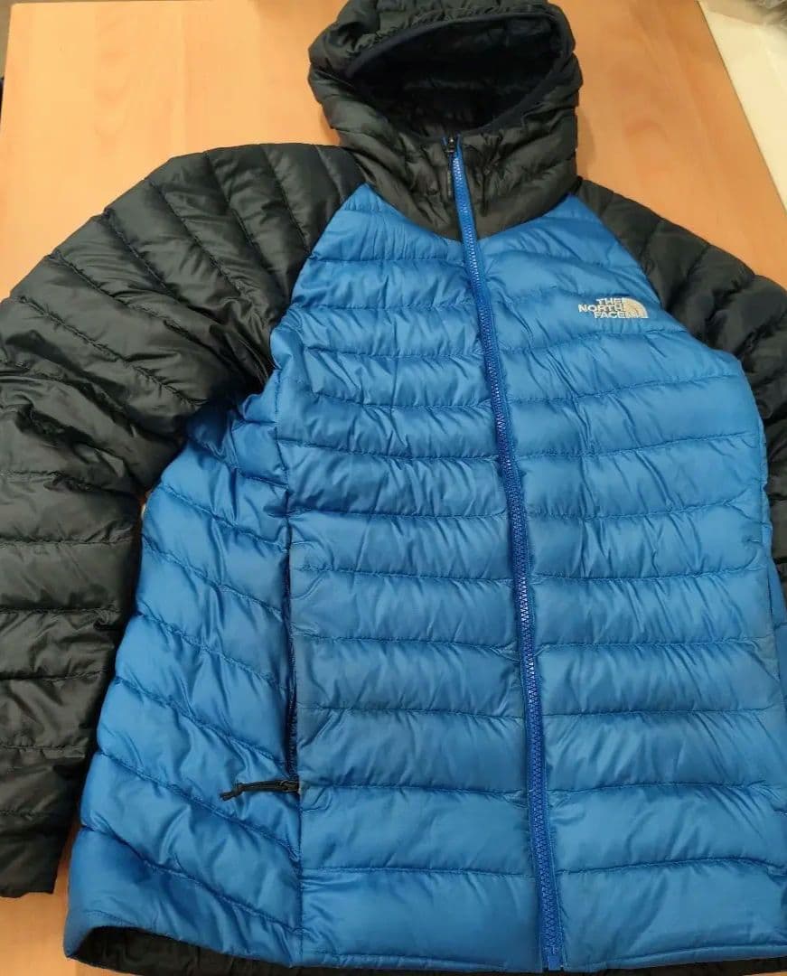 ノースフェイス サンダーフーディ ダウンジャケット　800フィルパワー モンベル」の超軽量800フィルパワー、「ザ・ノース・フェイス」の