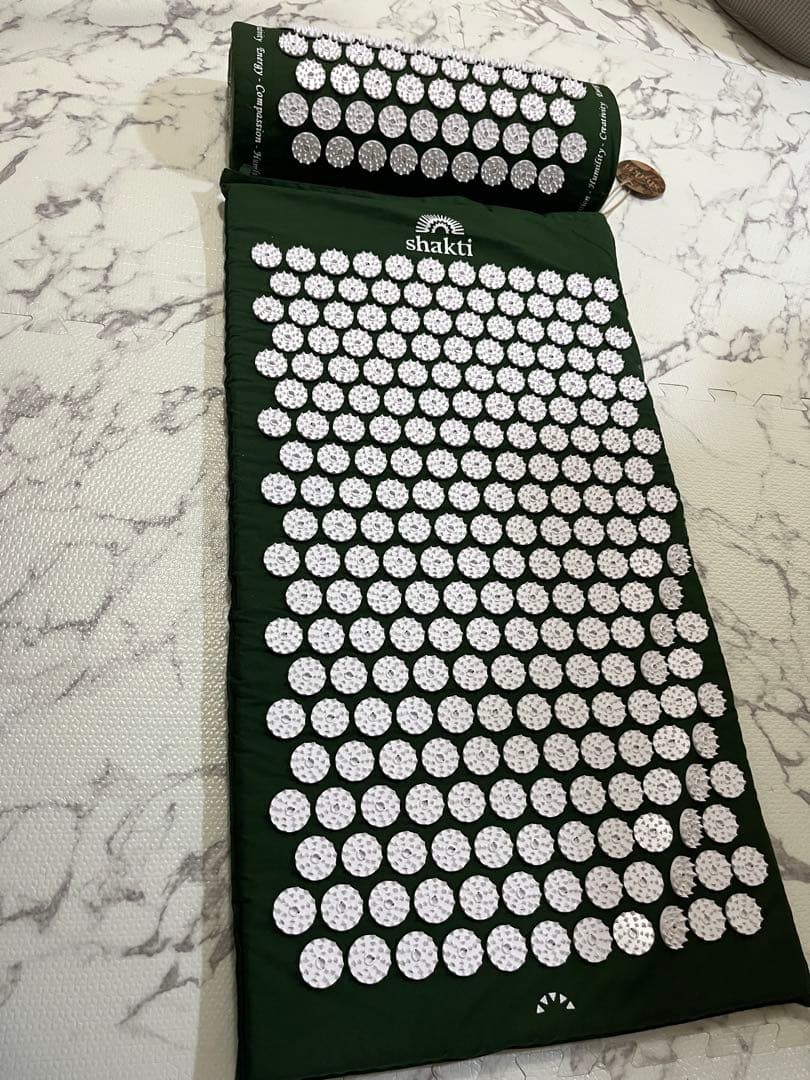 shakti リラクゼーションマットとクッションセット Amazon.com: ShaktiMat Classic Acupressure Mat & Neck Pillow Set