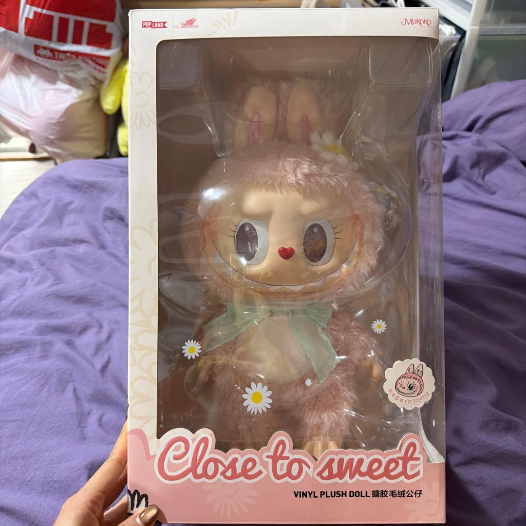 ぬいぐるみ LABUBU MOKOKO CLOSE TO SWEET Labubu Mokoko Close to Sweet Vinyl Plush Doll Limited Edition – TOYSEZ
