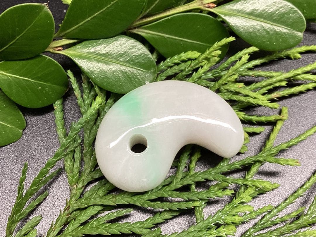 ✳premium一流の勾玉 コレクションレベルです‼️糸魚川翡翠淡い