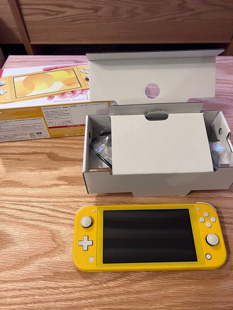 Nintendo Switch Lite 　本体　イエロー　充電器・箱付き 新品任天堂 Nintendo Switch Lite イエロー 4902370542936 ライト 本体