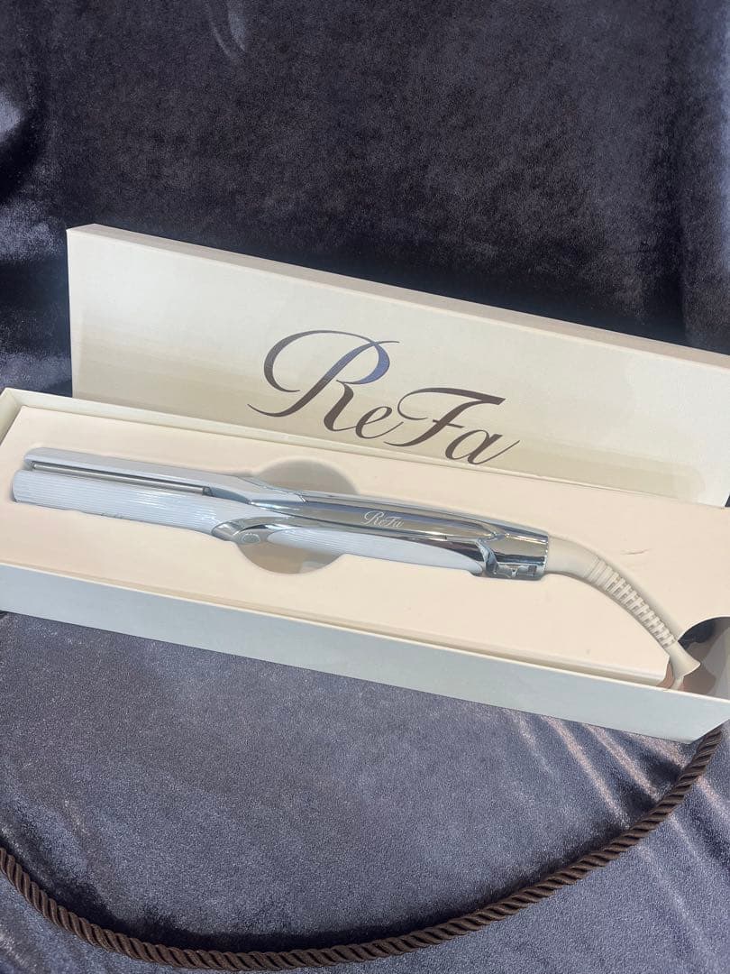 ReFa ストレートヘアアイロン プロ　シルバー ワンストロークでうねり整う。隙なくツヤめく別格※1のストレート