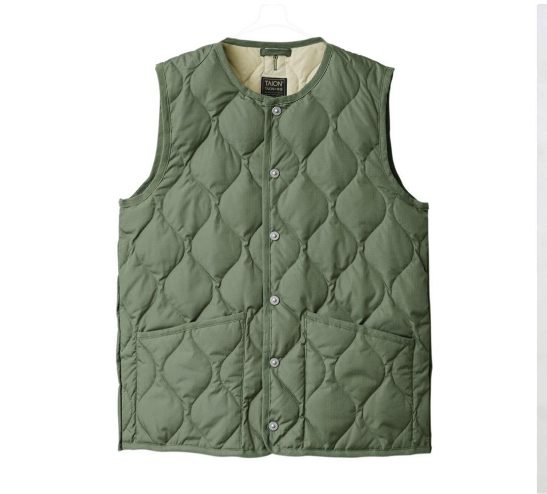 【定価9900】オリーブ TAION ダウンベスト　ミリタリークルーネックボタン TAION(タイオン)】〈ユニセックス〉ミリタリー クルーネックボタン