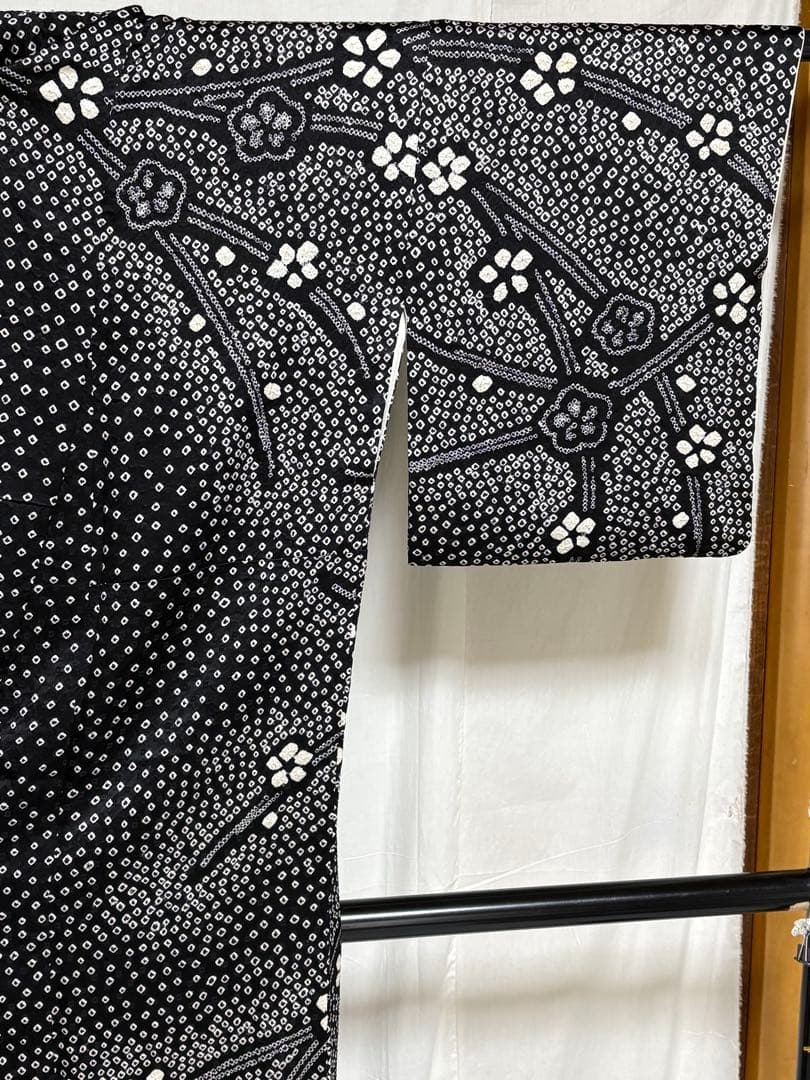 総絞り訪問着 、黒地白花柄、 正絹.No614 F