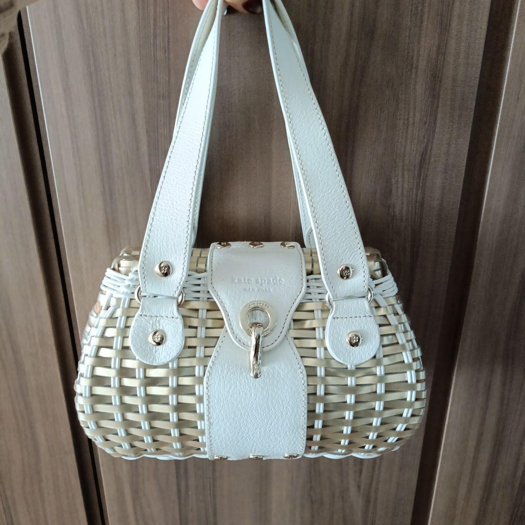 kate spadeホワイトかごバッグ袋ケース付 - メルカリ