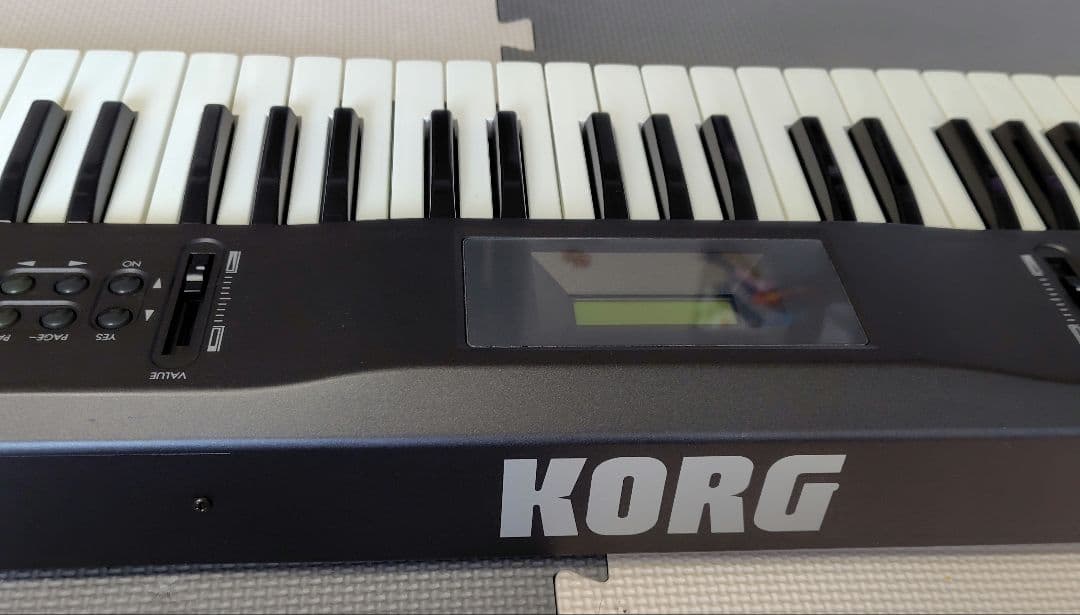 KORG X5D シンセサイザー アダプター、ケース、スタンド付き Amazon.co