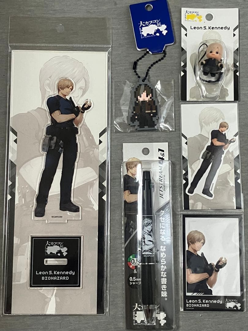 【大カプコン展】バイオハザード　レオン　セット　アクスタ　キューピー　他 大カプコン展 コスチュームキューピー レオン バイオハザード - メルカリ