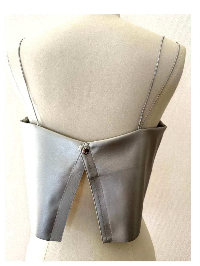 新品】イデアルーチェ エコレザーキャミ シルバー - メルカリ