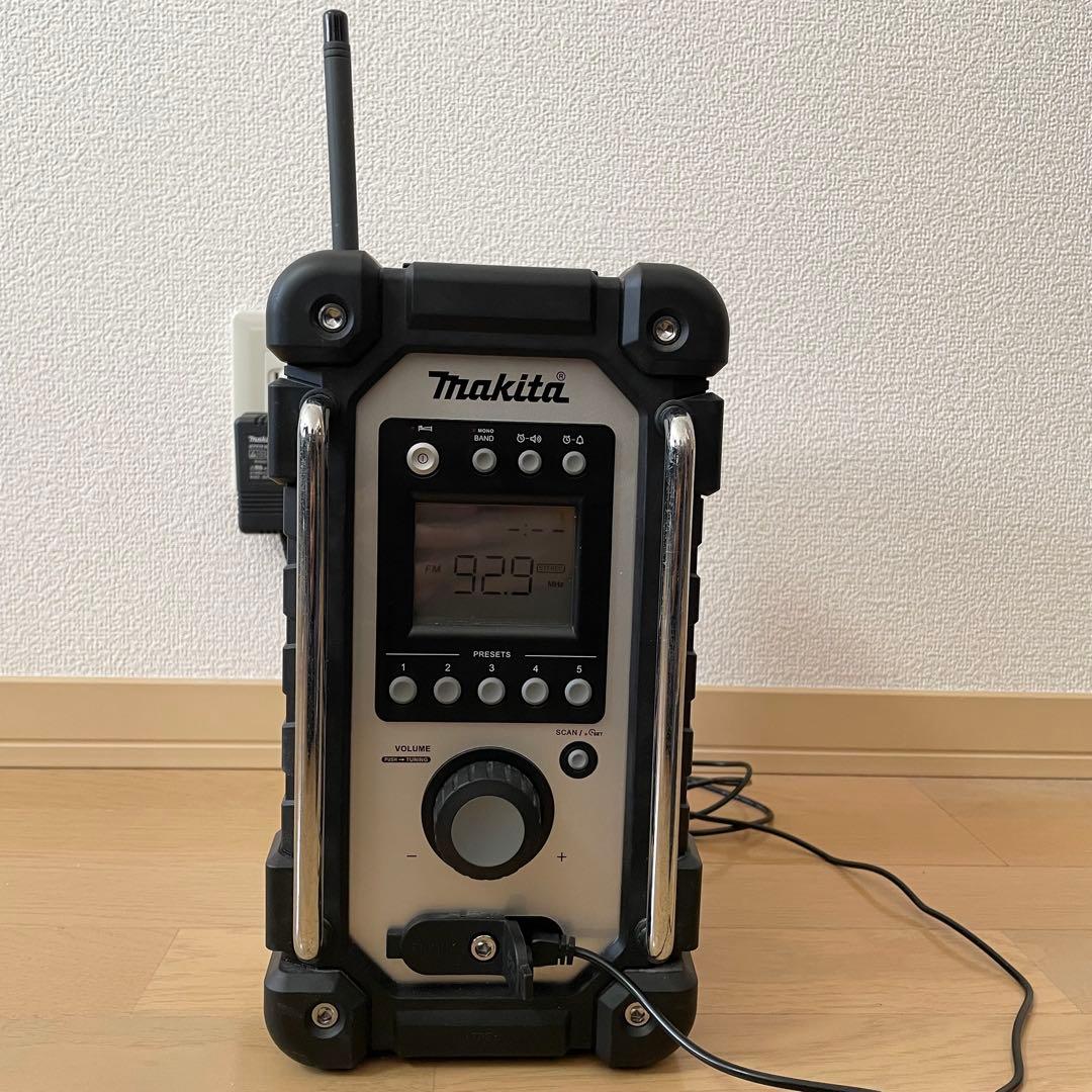 極美品✨ マキタ 充電式ラジオ MR102 ACアダプタ付き 白