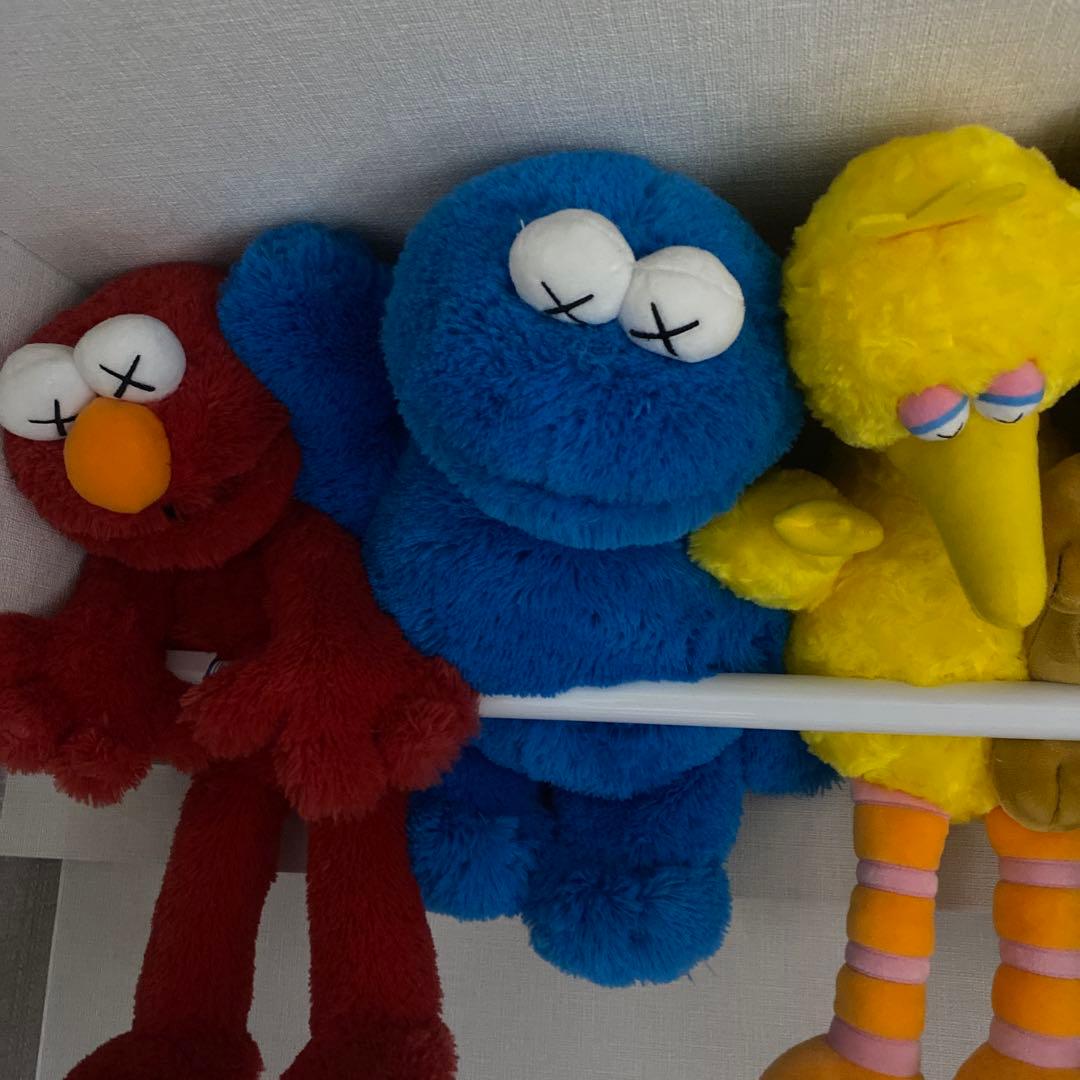 KAWS UNIQLO セサミストリートぬいぐるみ5体セット - メルカリ
