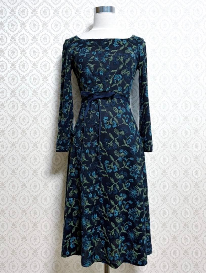 シビラ ウエストリボン花柄刺繍ワンピース ネイビー×ブルー×グリーン ホコモモラ Rosa salmon フラワー総刺繍ノースリーブワンピース(ワンピース